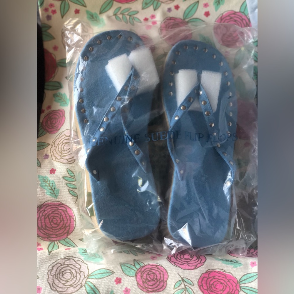 Avon New Suede Flip Flop; Large 9/10